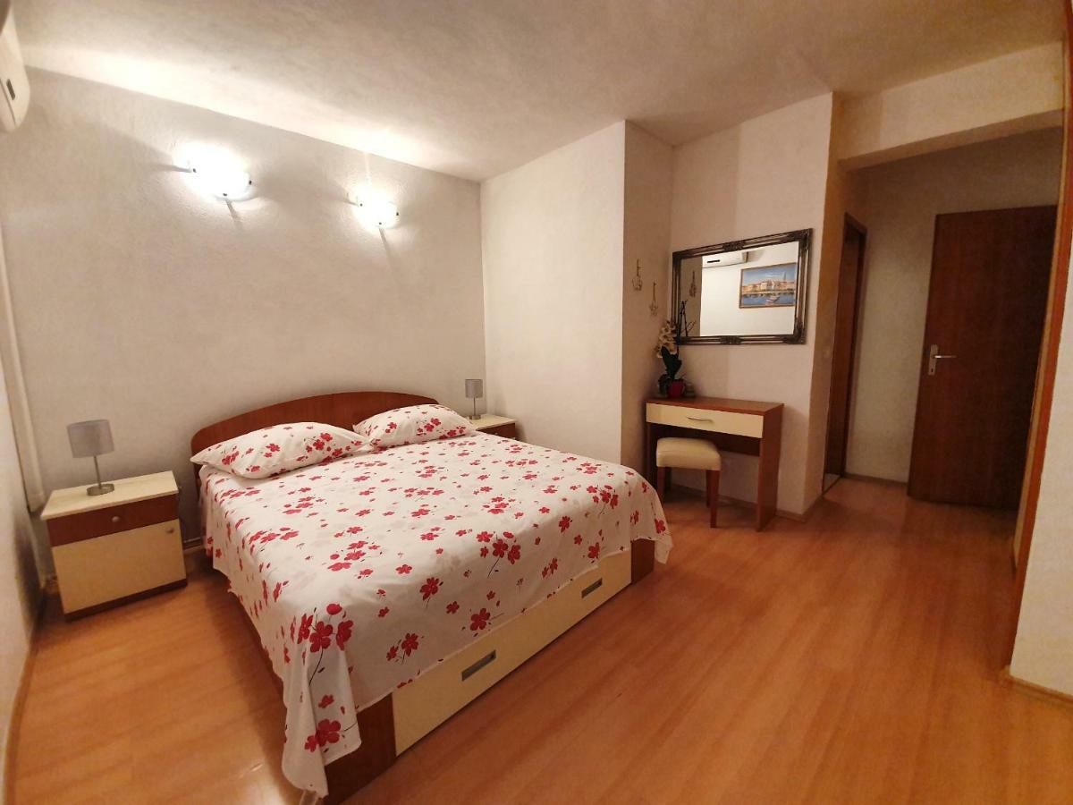 Apartmani Renata Brela Bagian luar foto